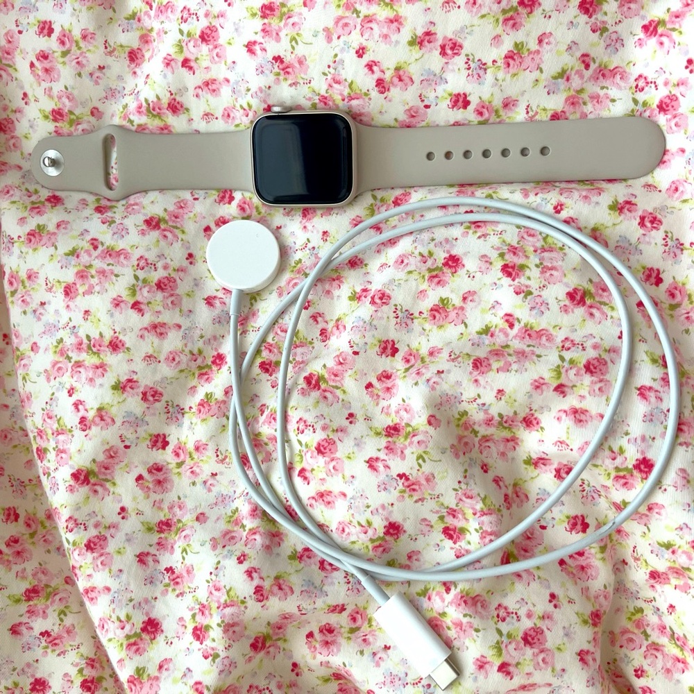 Apple Watch SE 2nd Generation GPS 40mm. (PLS READ ALL DETAILS) 💗